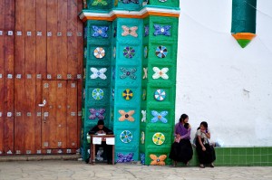 Foto de la entrada de la Iglesia de San Juan Chamula Cortesía de @hacemeun14