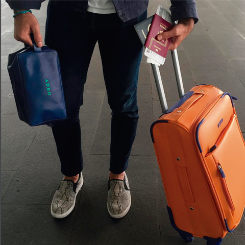 viaja cómodo sin filas. Se práctico y elige una maleta ejecutiva. imagen de @cardela.com