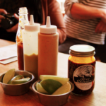 orgullosos de sus salsas en tres galeones