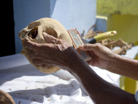 CAMPECHE: SACAN A LOS MUERTOS PARA LAVAR SUS HUESOS.
