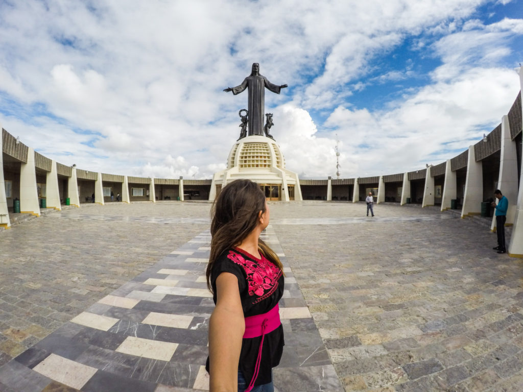 El actual monumento a Cristo Rey fue construido por dos arquitectos mexicanos: Nicolás Mariscal y Piña (autor del proyecto) y José Carlos Ituarte González, iniciándose la obra en 1944