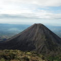 Rodeada por volcanes en El Salvador