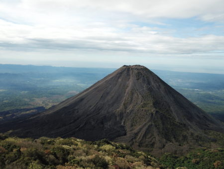 Rodeada por volcanes en El Salvador