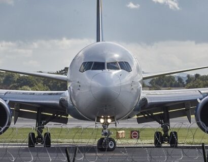 ¿Por qué sale tan caro tu boleto de avión? ¿Qué es la TUA?