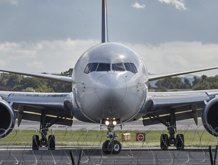 ¿Por qué sale tan caro tu boleto de avión? ¿Qué es la TUA?