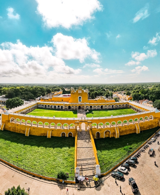 Mariel de Viaje Izamal pueblo mágico Yucatán pueblo amarillo