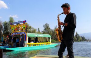 Mariel de Viaje Xochimilco Saxofón